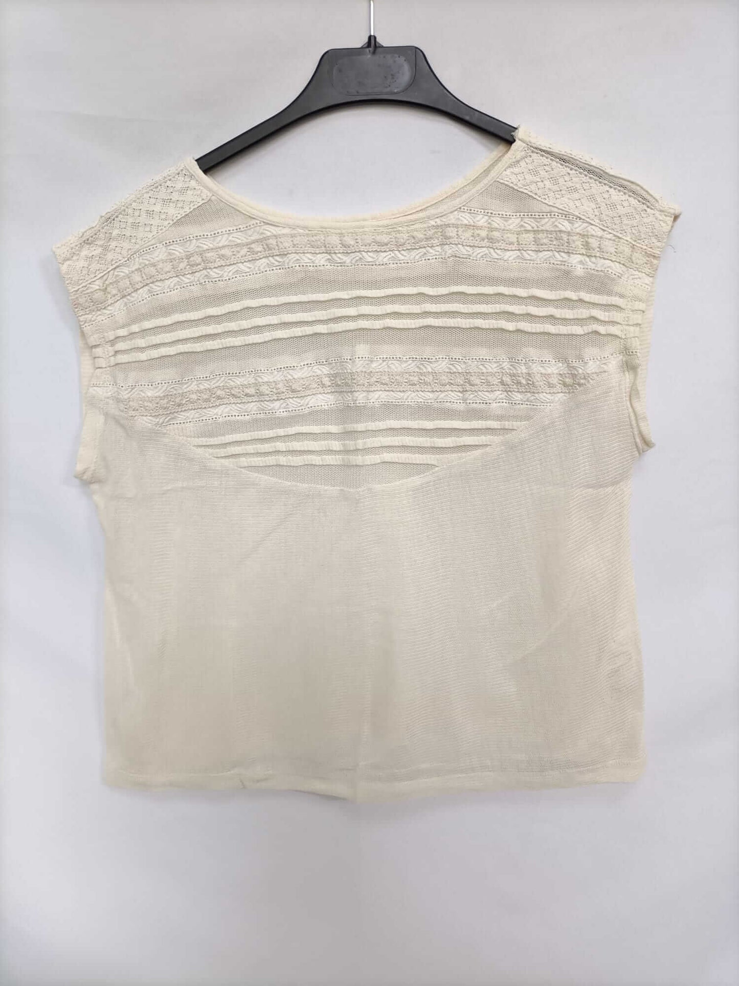 PULL&BEAR. Camiseta beige detalle escote T.s