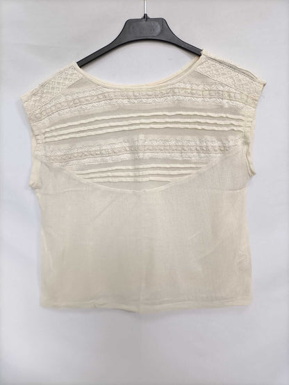 PULL&BEAR. Camiseta beige detalle escote T.s