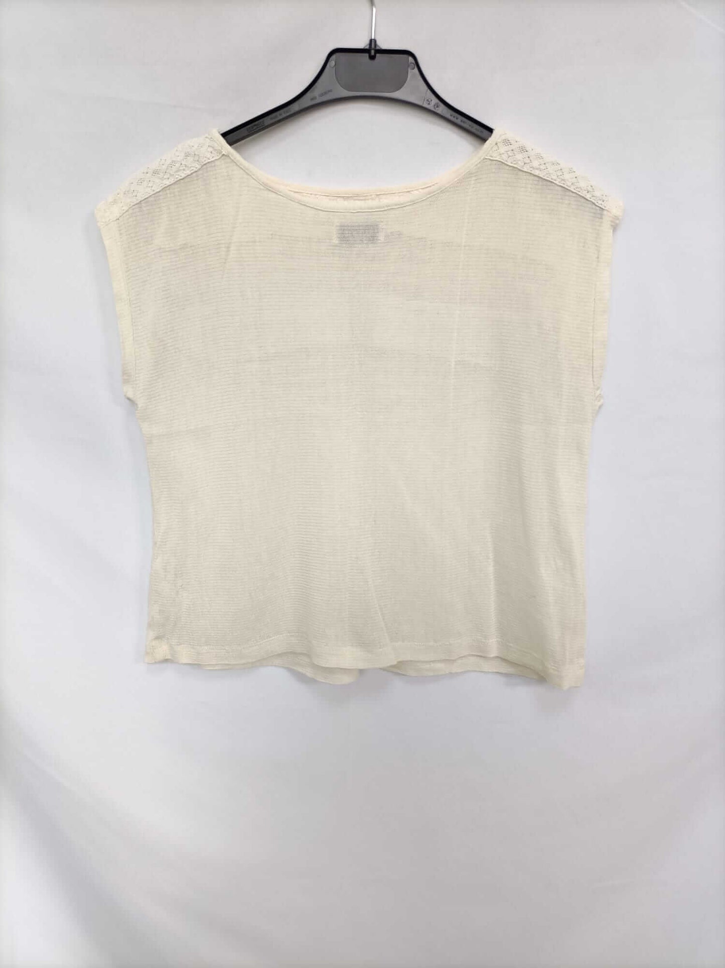 PULL&BEAR. Camiseta beige detalle escote T.s