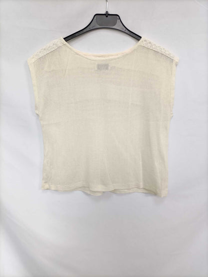 PULL&BEAR. Camiseta beige detalle escote T.s