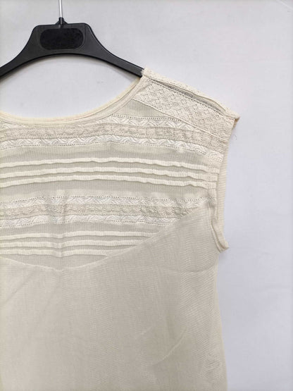 PULL&BEAR. Camiseta beige detalle escote T.s