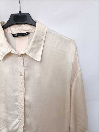 ZARA.Blusa beige satinada oversized T.s