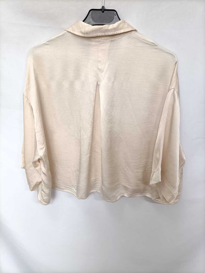 ZARA.Blusa beige satinada oversized T.s