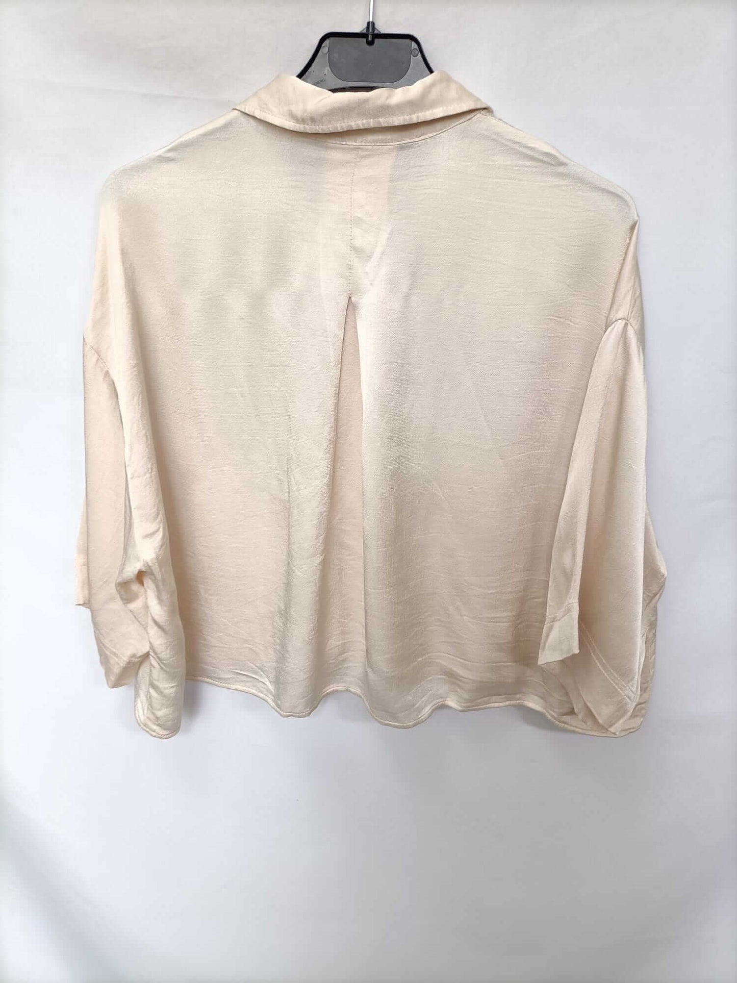 ZARA.Blusa beige satinada oversized T.s