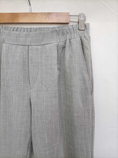 BERSHKA. Pantalón gris rayas T.m