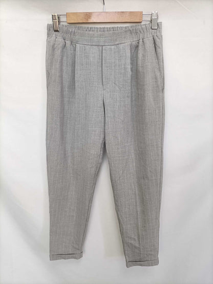 BERSHKA. Pantalón gris rayas T.m