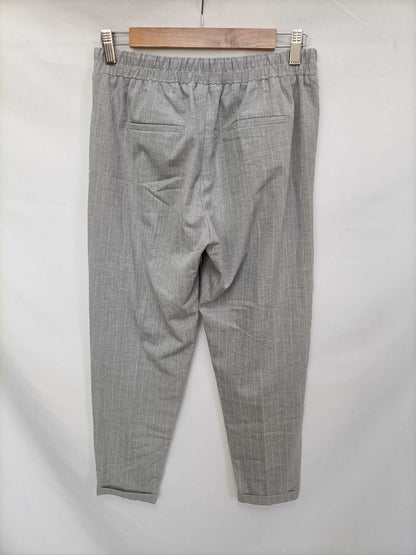 BERSHKA. Pantalón gris rayas T.m
