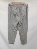 BERSHKA. Pantalón gris rayas T.m