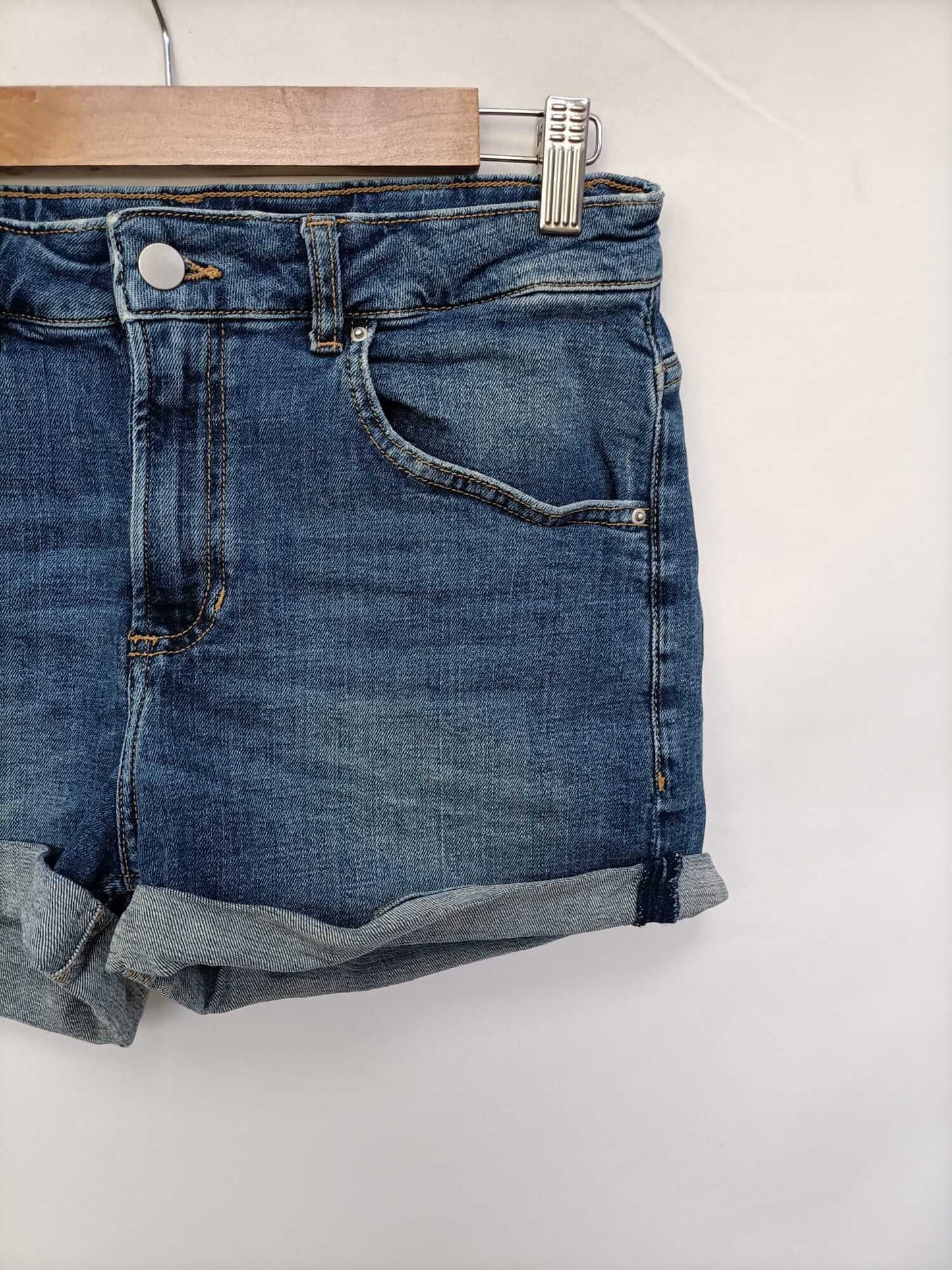 H&M. Shorts denim dobladillo T.36