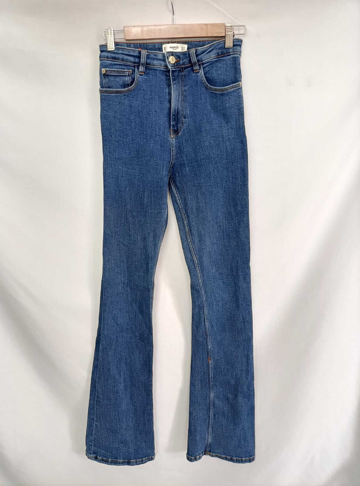 MANGO. Pantalón vaquero campana T.38