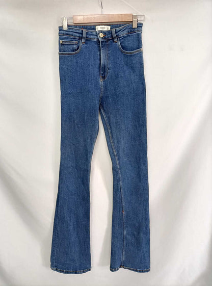 MANGO. Pantalón vaquero campana T.38