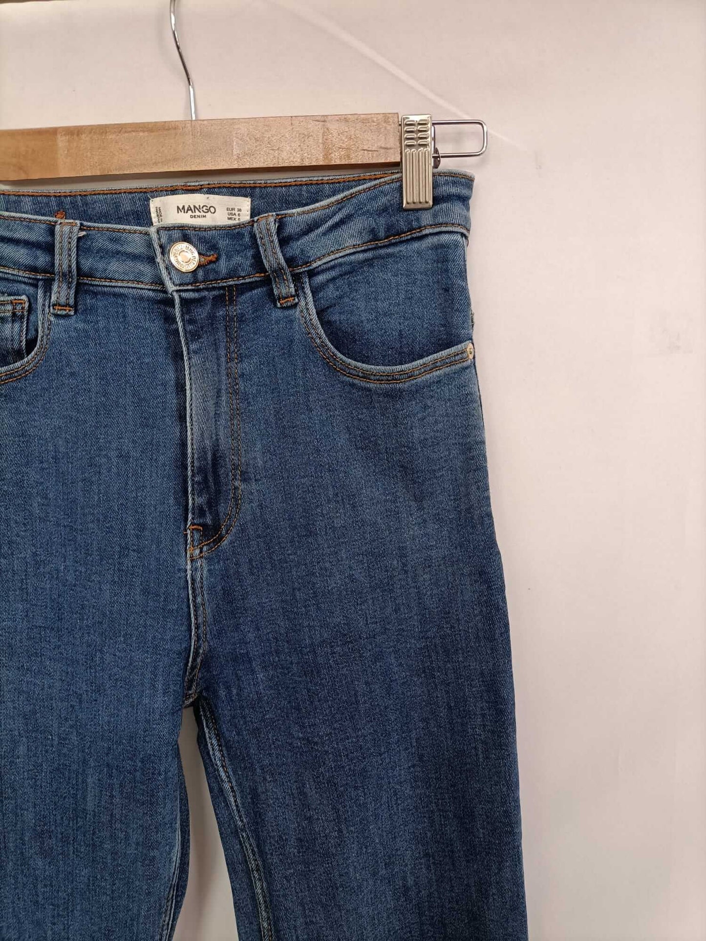 MANGO. Pantalón vaquero campana T.38