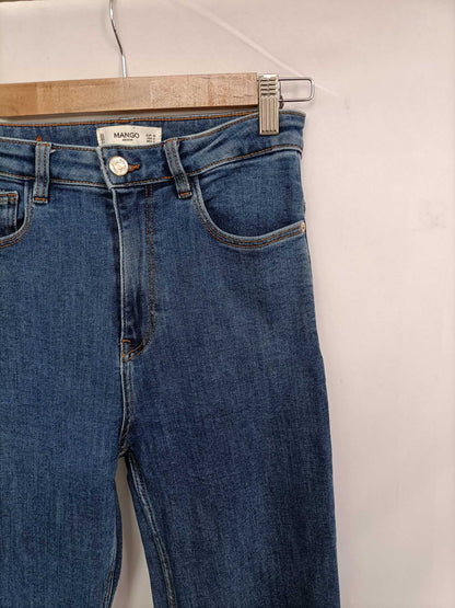 MANGO. Pantalón vaquero campana T.38