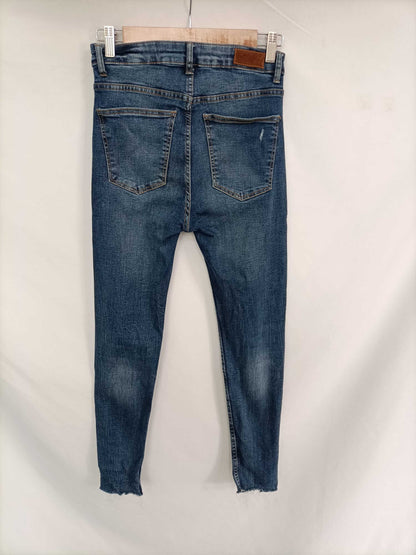 BERSHKA. Pantalón denim botones T.36