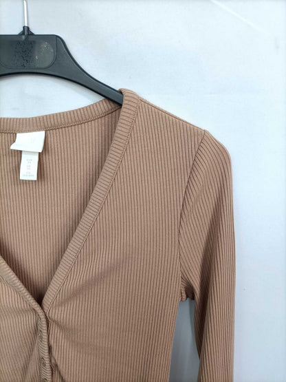 H&M. Top canalé camel T.xs