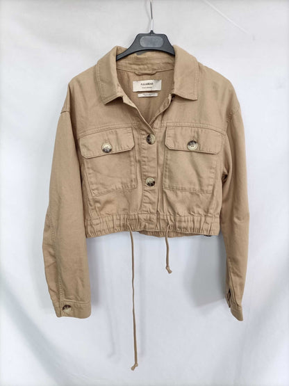 PULL&BEAR. Cazadora beige cortita T.m