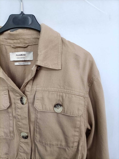 PULL&BEAR. Cazadora beige cortita T.m