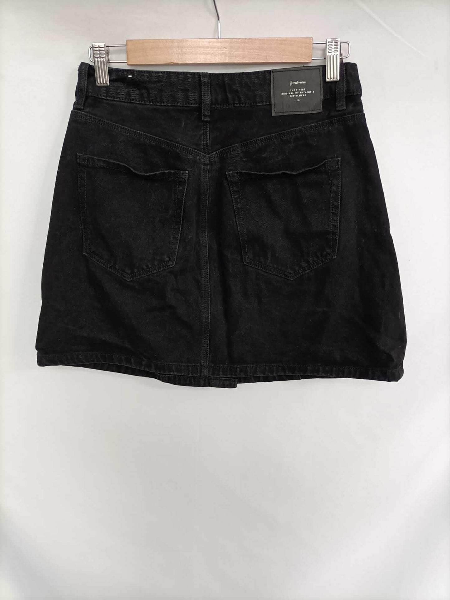 STRADIVARIUS. Falda negra botones T.38