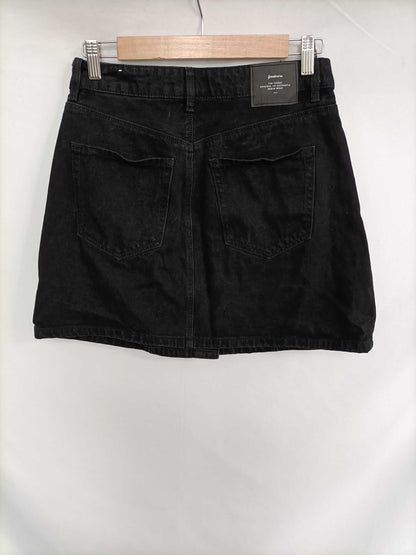 STRADIVARIUS. Falda negra botones T.38