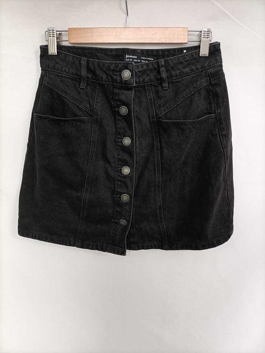 STRADIVARIUS. Falda negra botones T.38