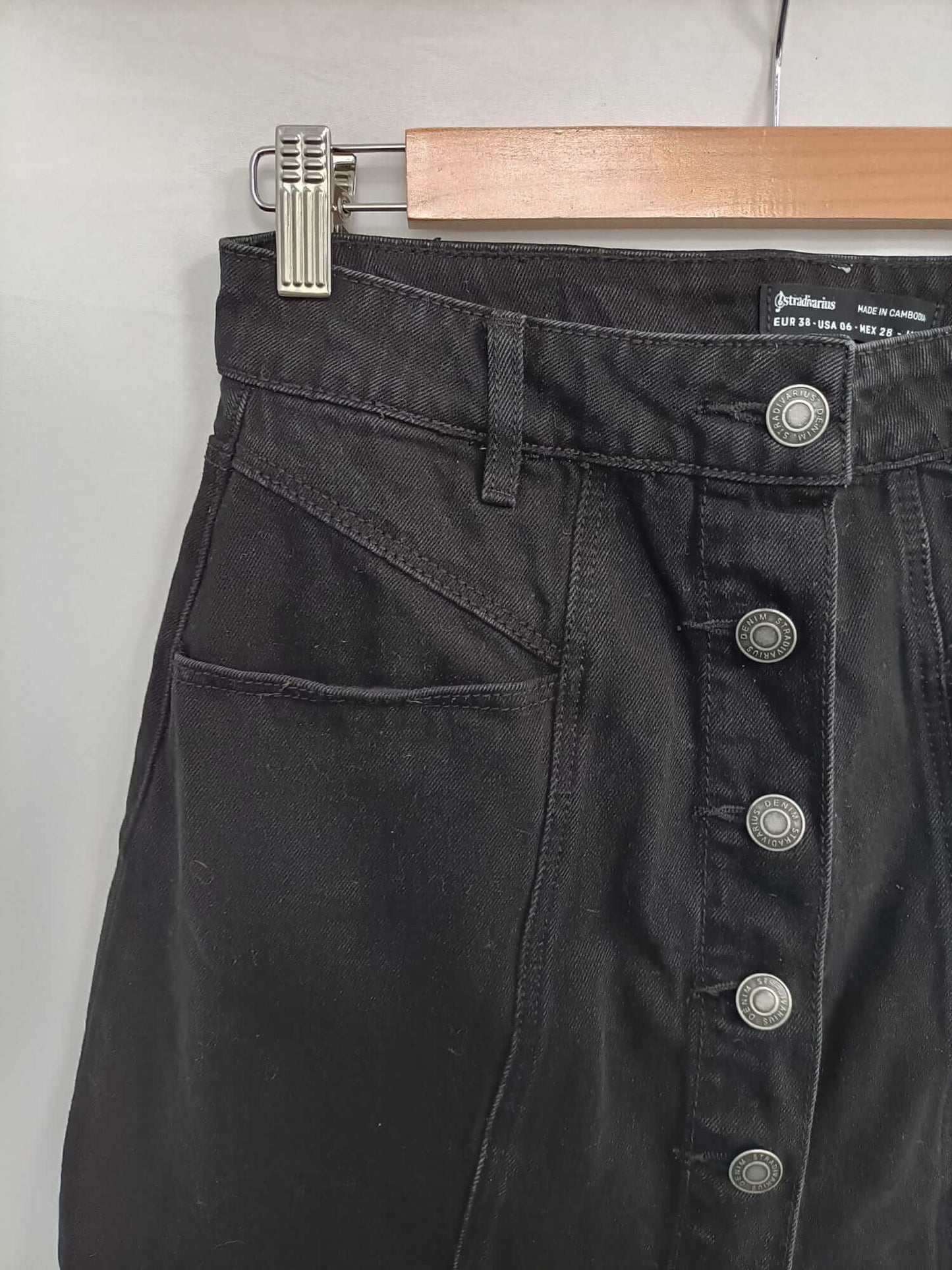 STRADIVARIUS. Falda negra botones T.38