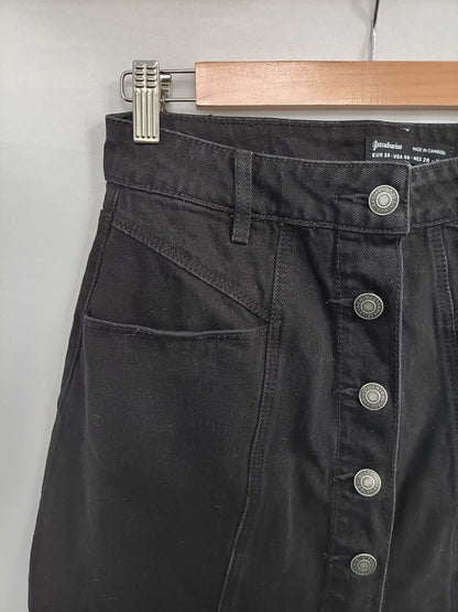 STRADIVARIUS. Falda negra botones T.38