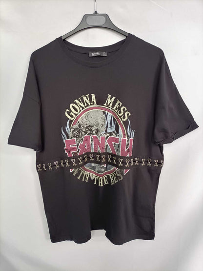 BERSHKA. Camiseta negra corchetes T.s