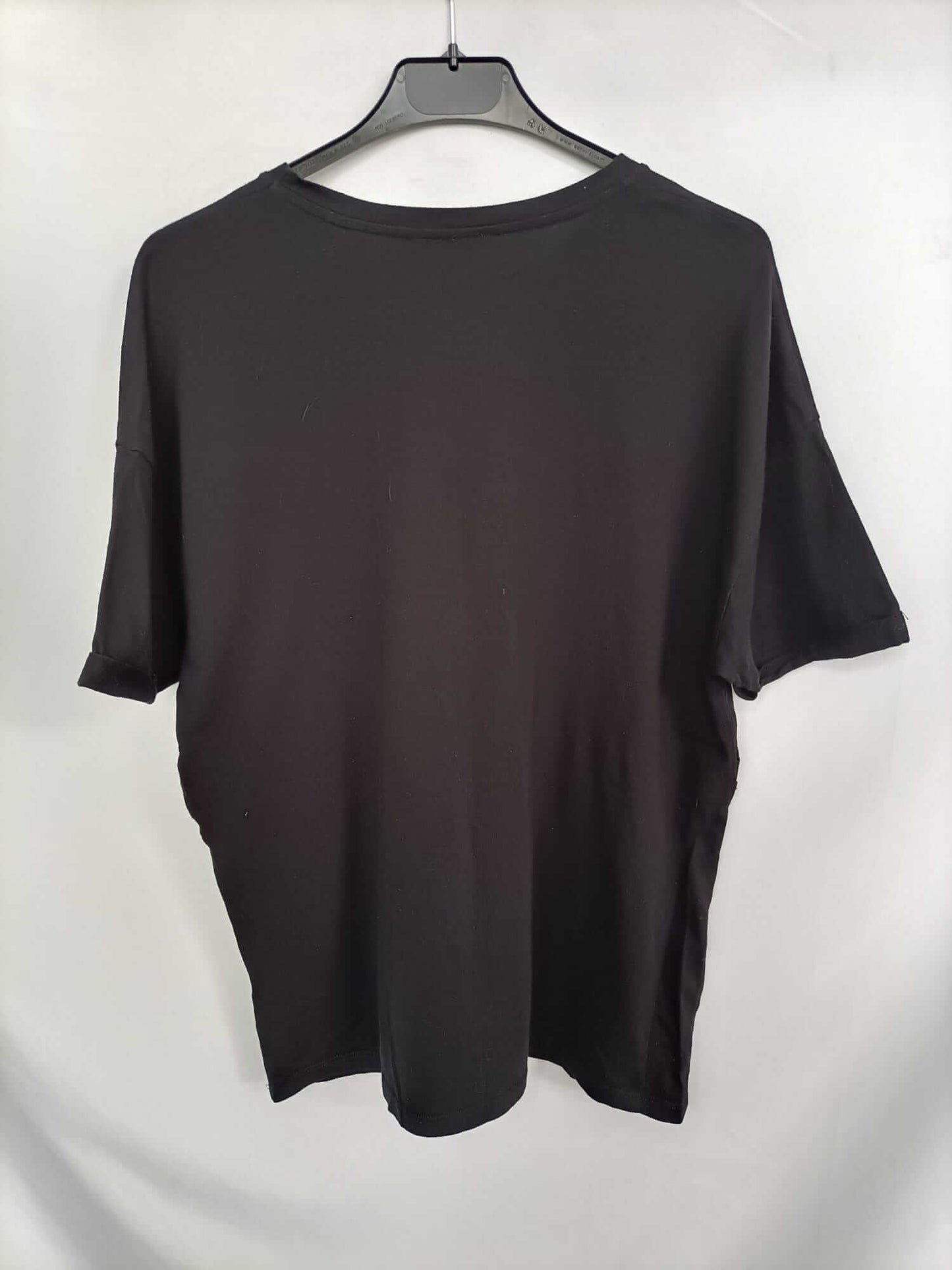 BERSHKA. Camiseta negra corchetes T.s