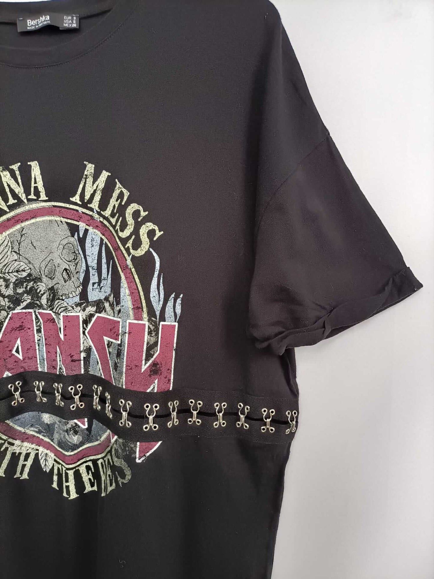 BERSHKA. Camiseta negra corchetes T.s