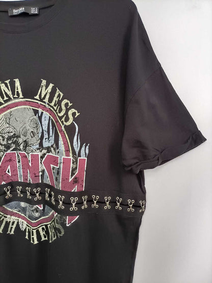 BERSHKA. Camiseta negra corchetes T.s