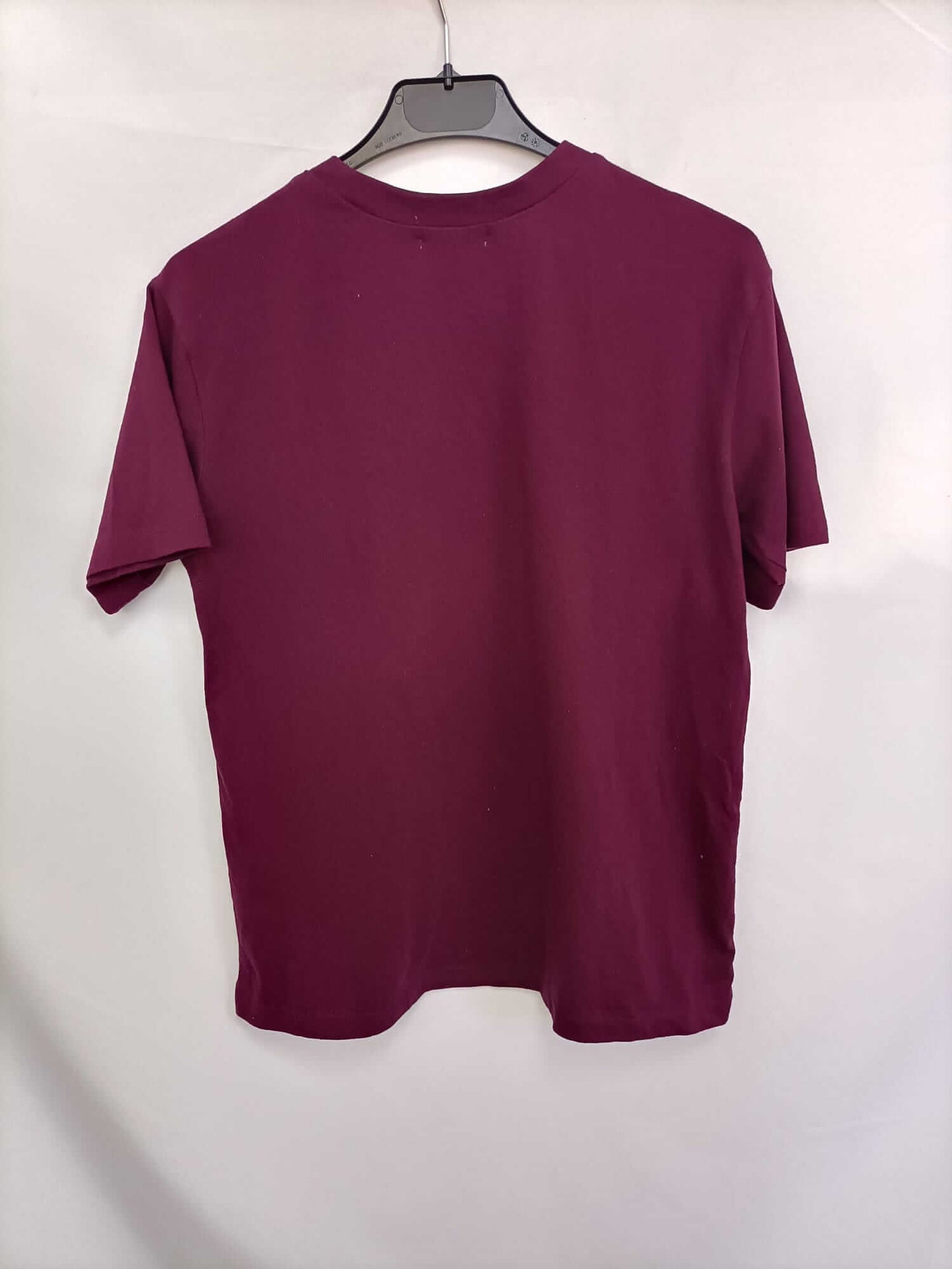 JAQUELINE DE YONG.  Camiseta burdeos abalorios T.s