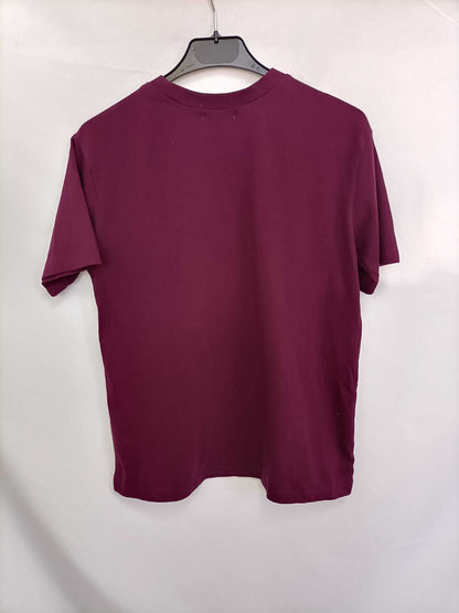 JAQUELINE DE YONG.  Camiseta burdeos abalorios T.s