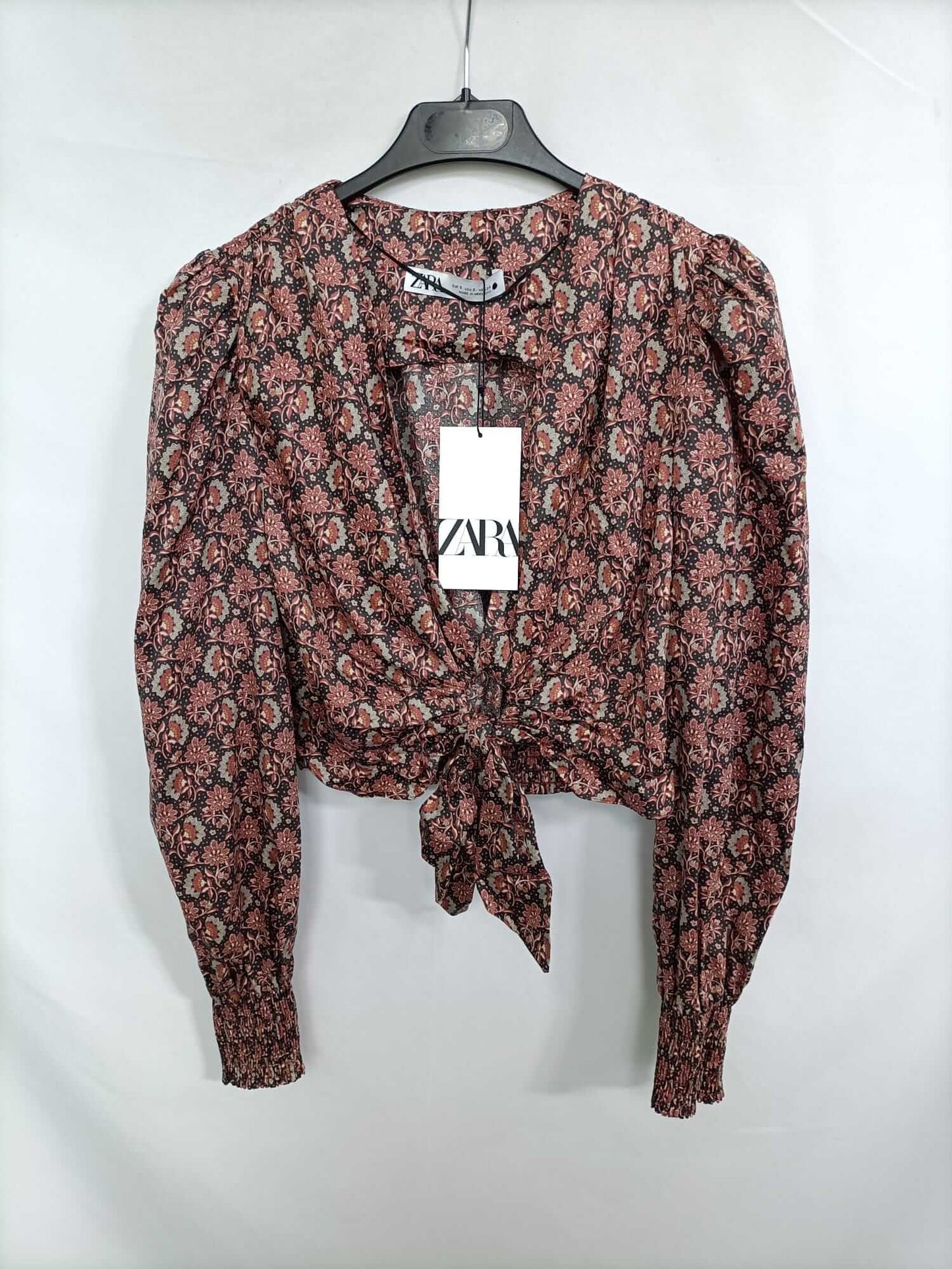 ZARA. Top negro flores T.s