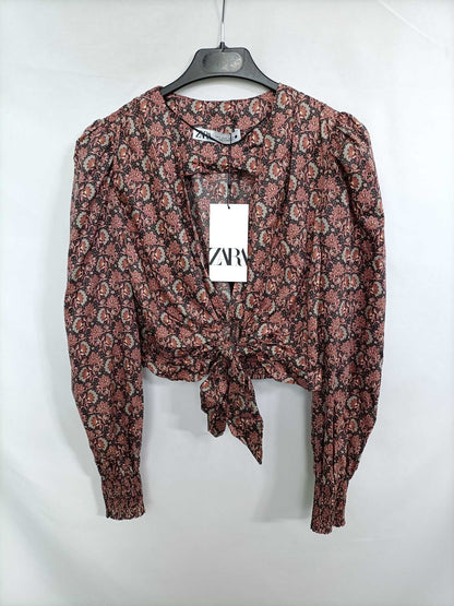 ZARA. Top negro flores T.s