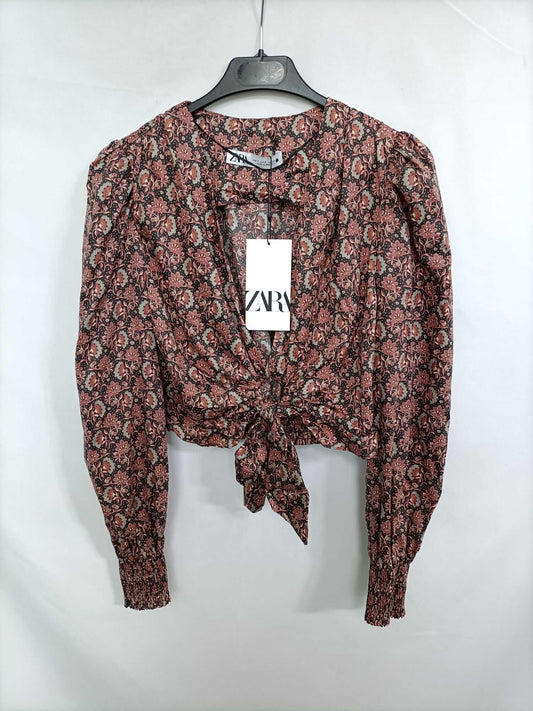 ZARA. Top negro flores T.s