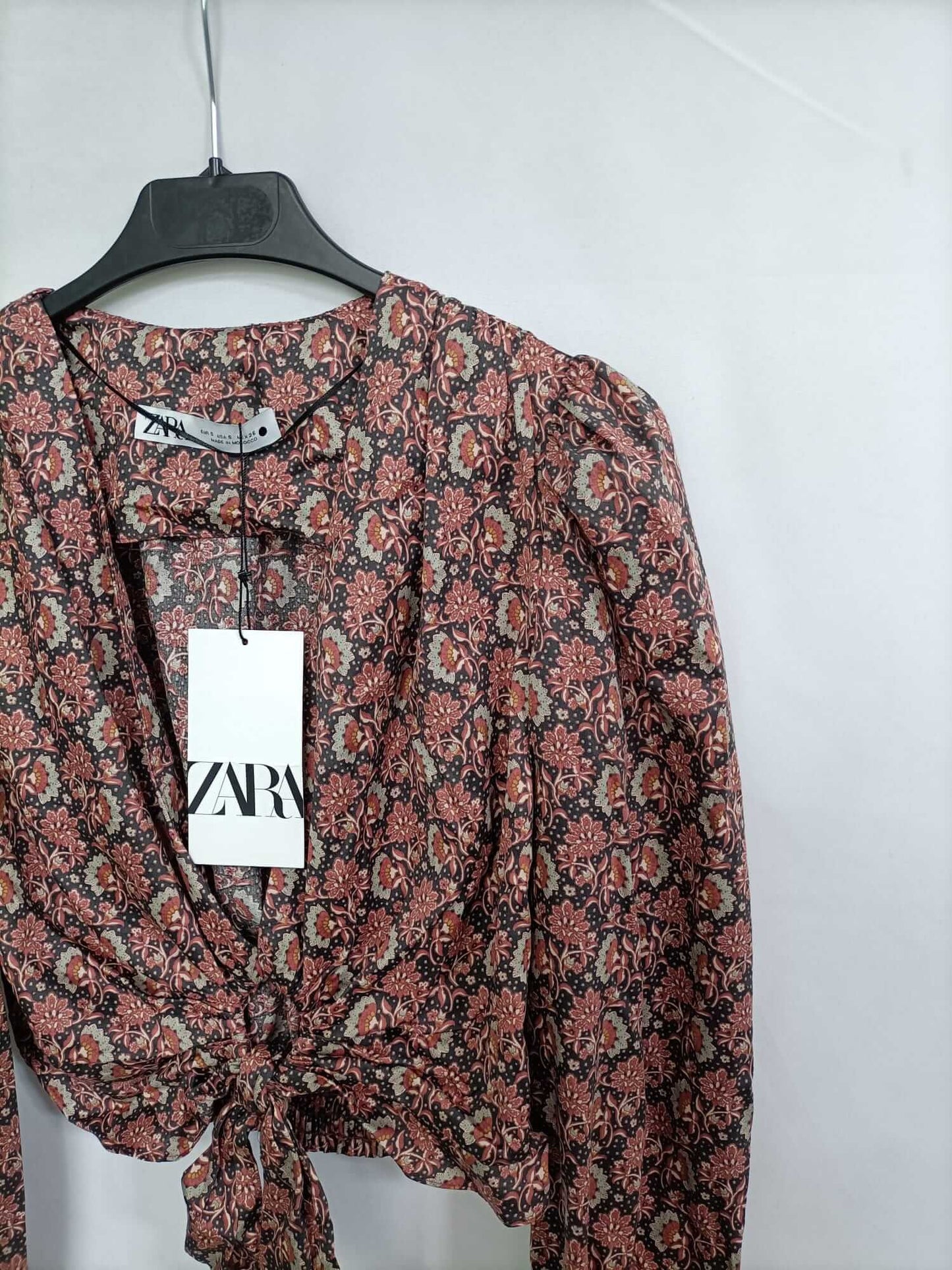 ZARA. Top negro flores T.s