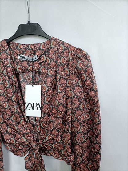 ZARA. Top negro flores T.s