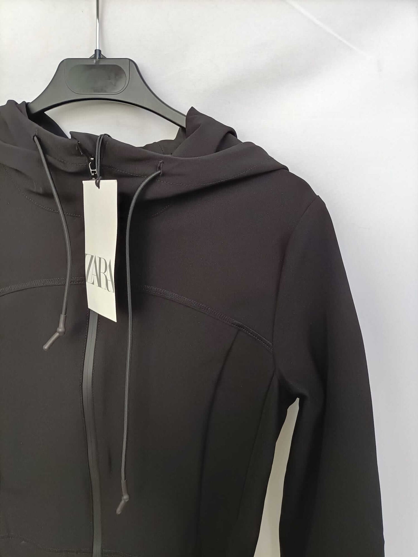 ZARA. Chaqueta negra deportiva T.m