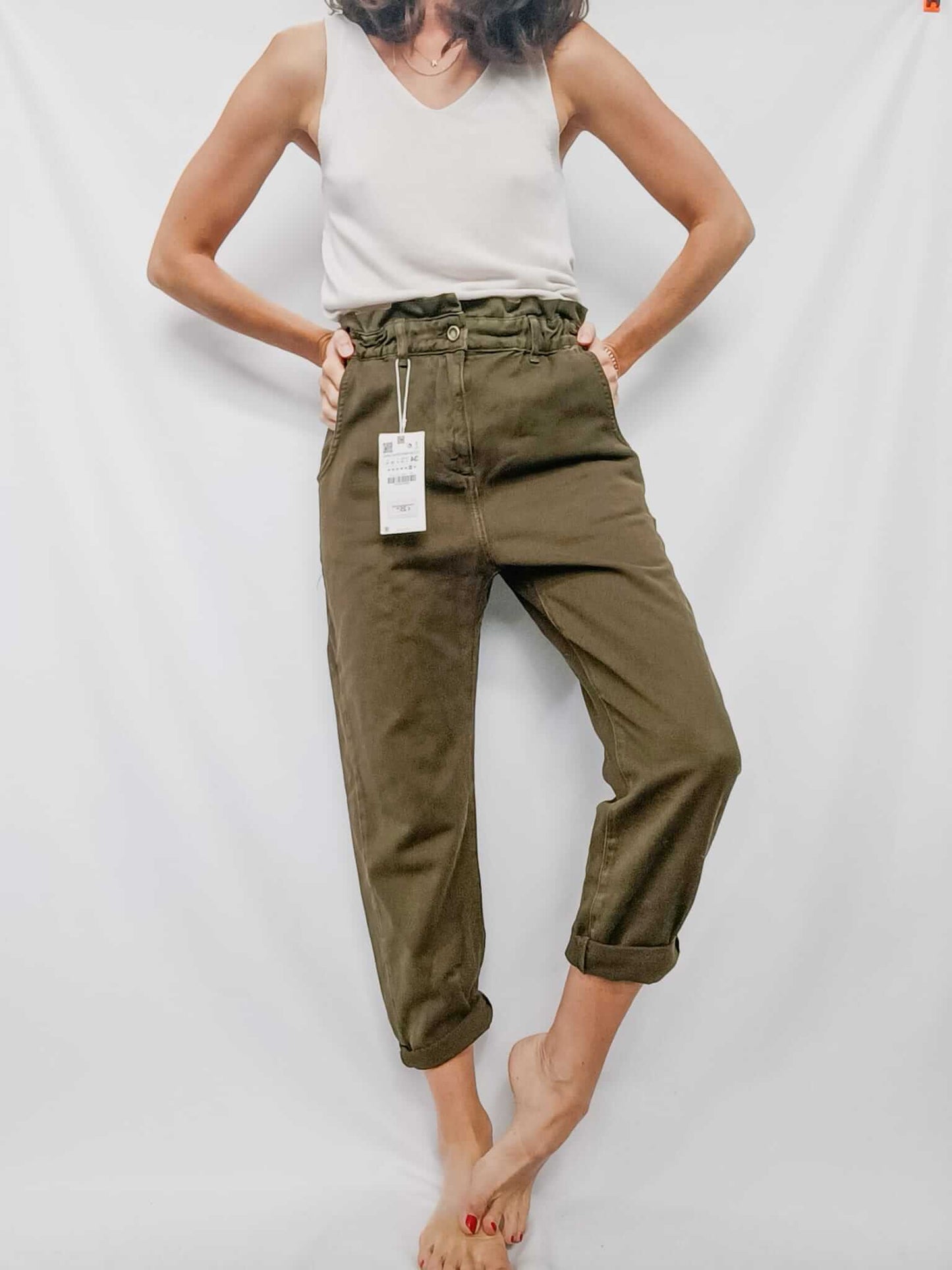 ZARA. Pantalón baggy verde T.34