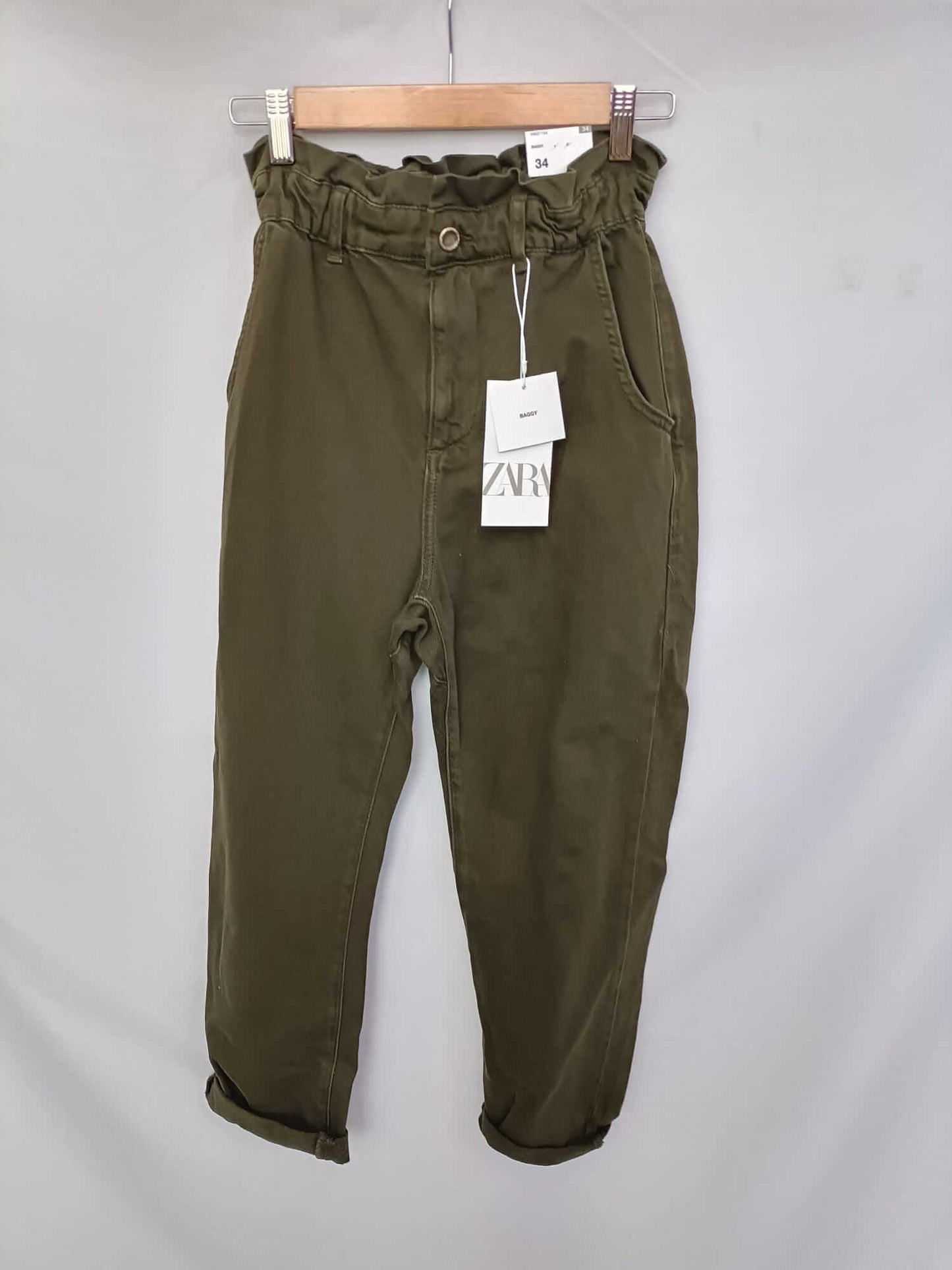 ZARA. Pantalón baggy verde T.34