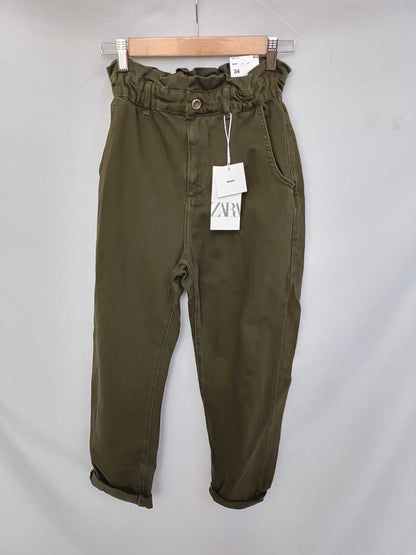 ZARA. Pantalón baggy verde T.34