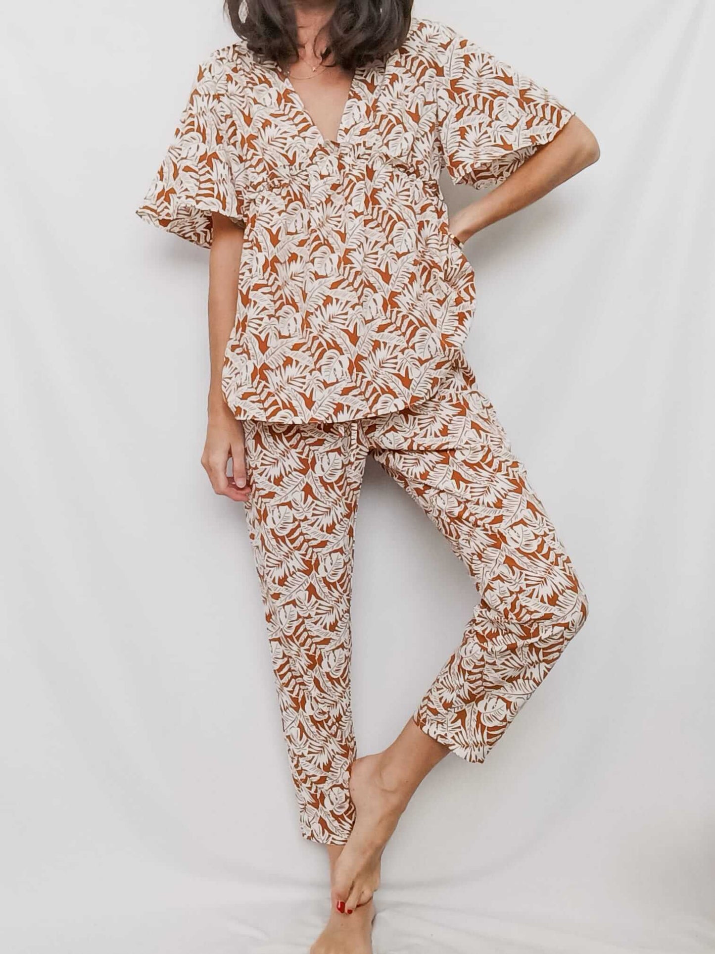 LOVE M. pantalón fluido marrón flores blancas T.s