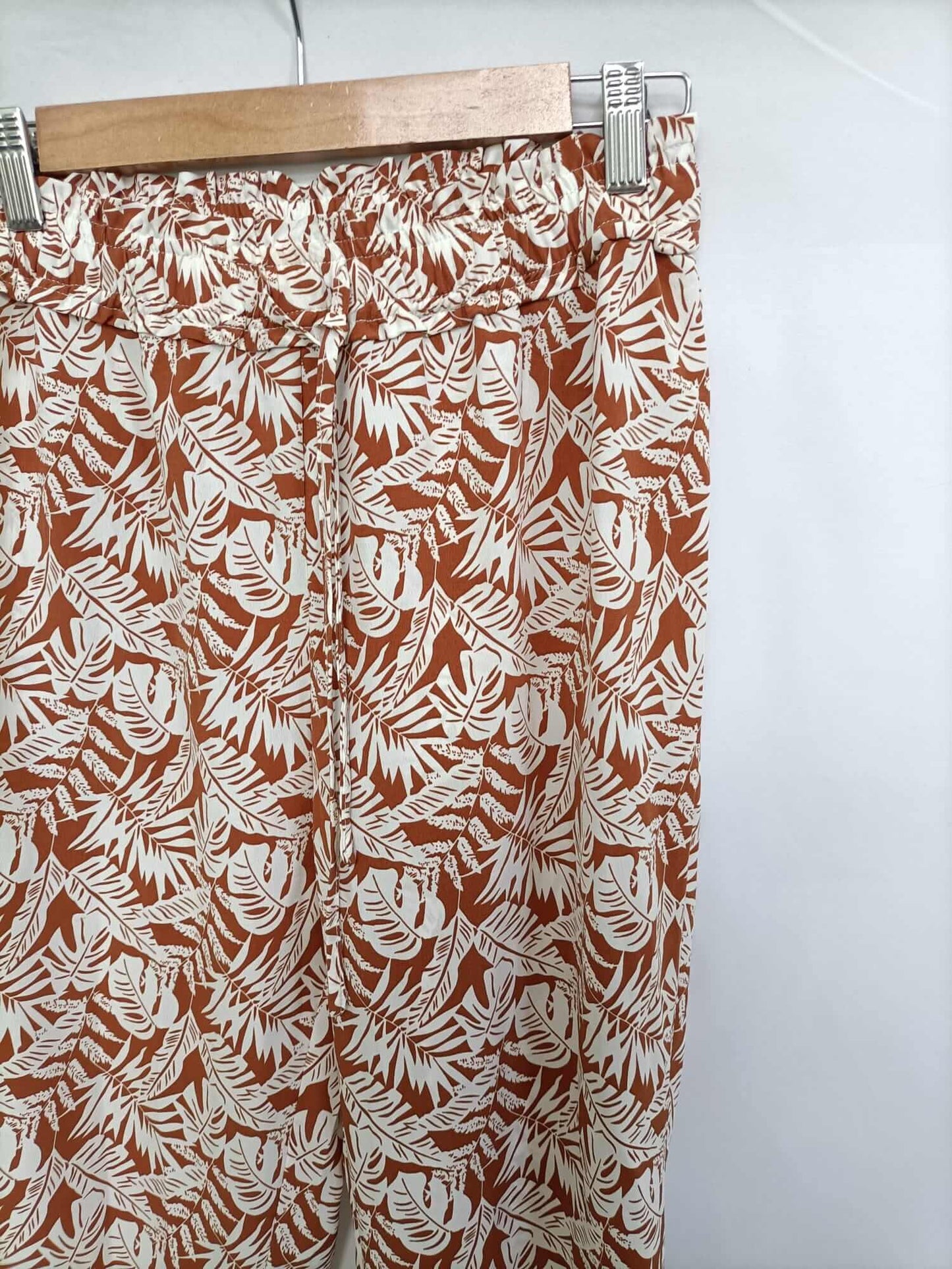 LOVE M. pantalón fluido marrón flores blancas T.s