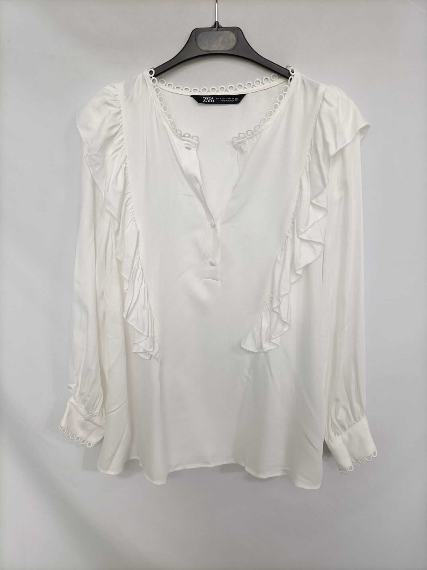 ZARA. Blusa blanca volantes T.s