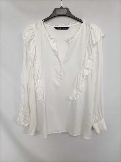 ZARA. Blusa blanca volantes T.s