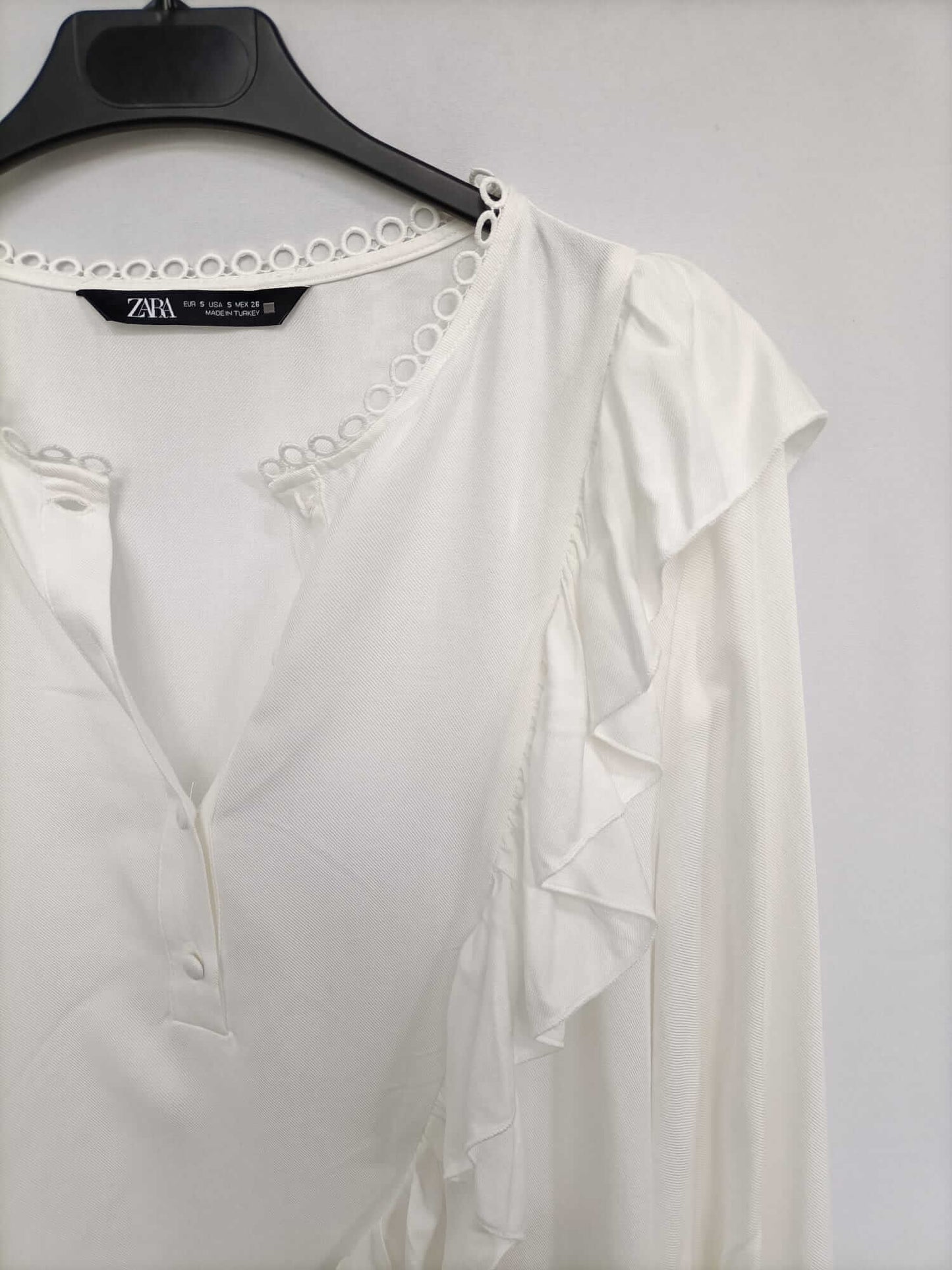 ZARA. Blusa blanca volantes T.s