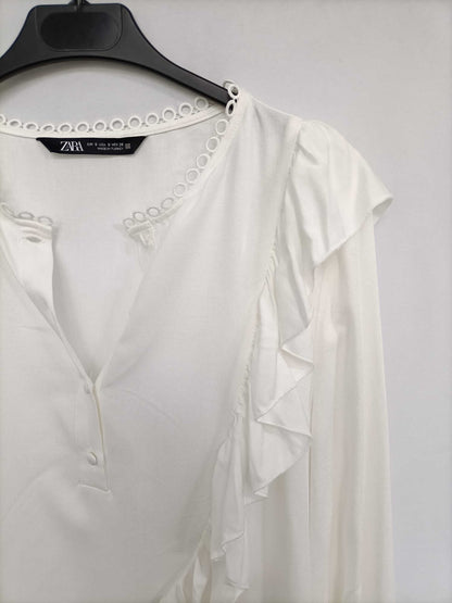 ZARA. Blusa blanca volantes T.s