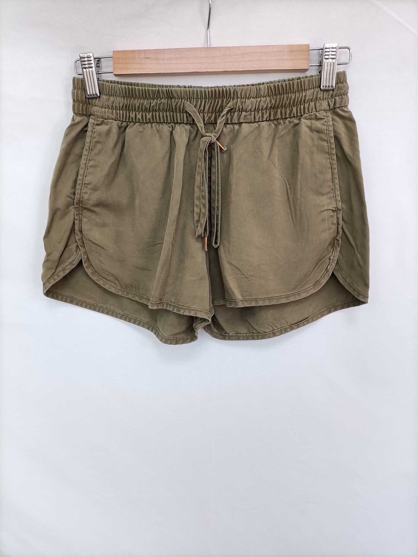 H&M. Shorts verdes fluidos T.34