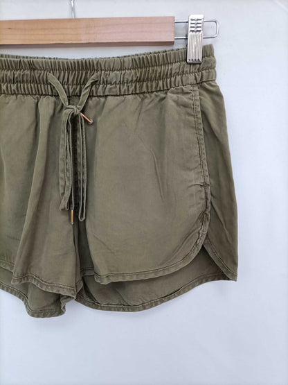 H&M. Shorts verdes fluidos T.34