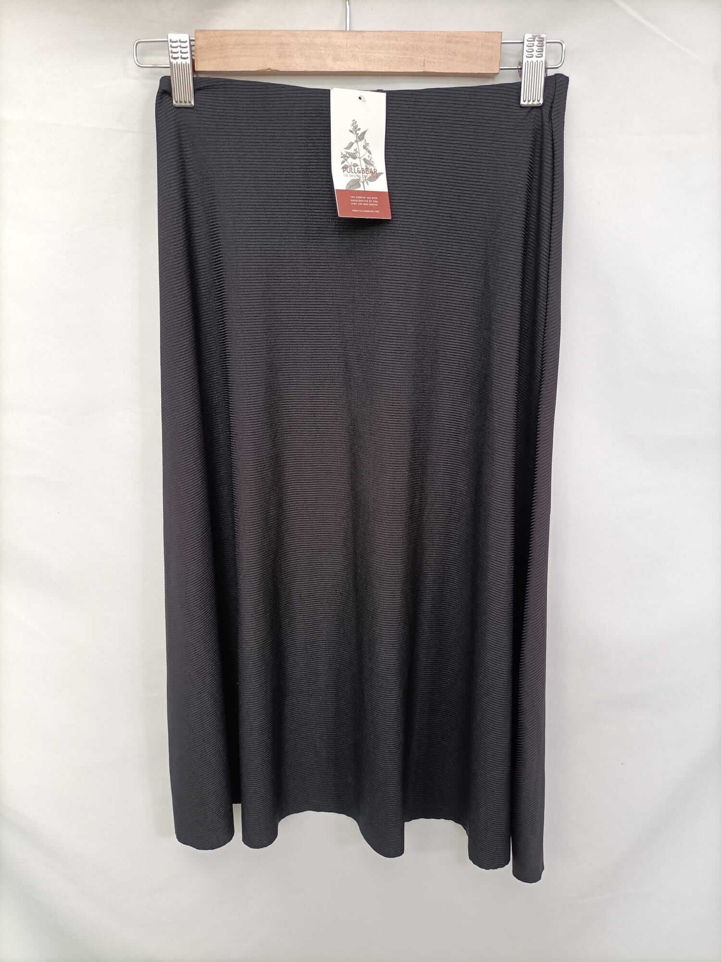 PULL&BEAR.Falda midi negra T.s